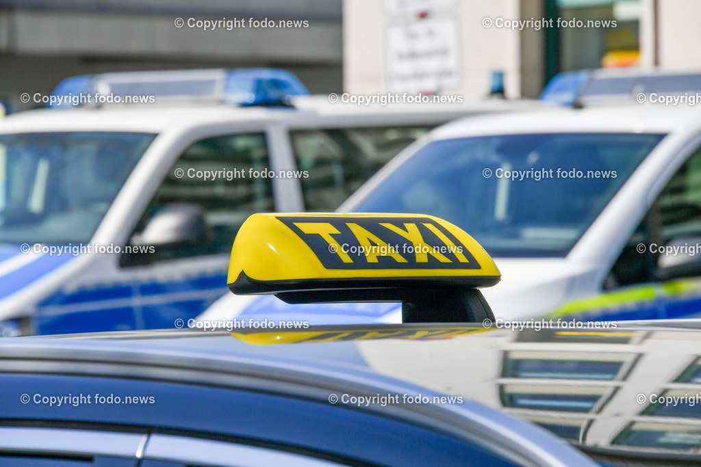 Deutschland_ Baden-Wuerttemberg_ Ulm_ 11.04.2025-29 | 11.04.2025, Deutschland, GER, Baden-Wuerttemberg, Ulm, im Bild Themenbild, Stadtansichten, Taxi, Schild, Zeichen, Standplatz, Nahverkehr, Personenbefoerderung, Feature, Symbolbild