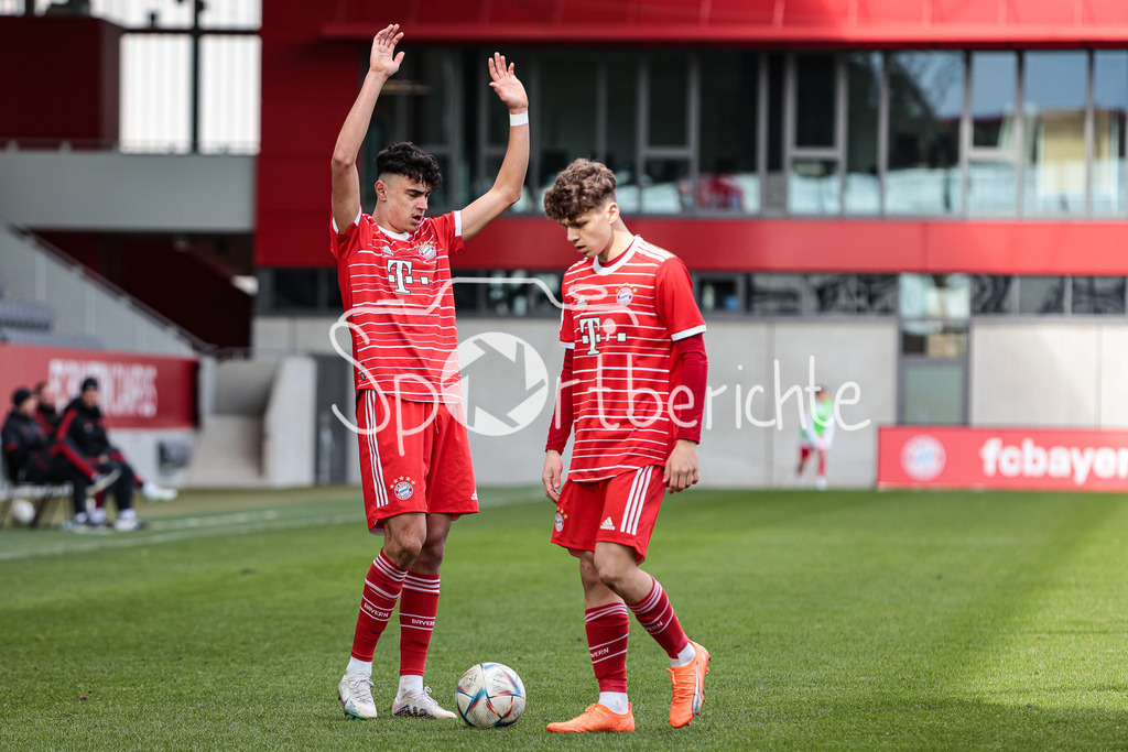 FC Bayern Muenchen U19 - FC Augsburg U19 | Aleksandar PAVLOVIC (FCB #6) zeigt einen Freistoss an / Matteo SCHABLAS (FCB #3)