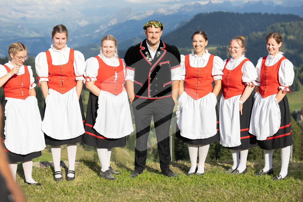 Rigi2025_3223 | Die Schwinger des Schwyzer Kantonalen Schwingerverbandes: Fotos, die Dynamik und Leidenschaft festhalten, sowie emotionale Momente aus dem traditionellen Schwingsport zeigen. - Realisiert mit Pictrs.com