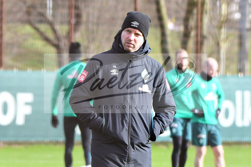 20200212_TRASVW_0067 | Fussball, Herren: Trainer Florian Kohfeldt (SV Werder Bremen) schaut waehrend der Trainingseinheit des SV Werder Bremen auf dem wohninvest Weserstadion Trainingsplatz am 12.02.2020 in Bremen, Deutschland. - Realisiert mit Pictrs.com
