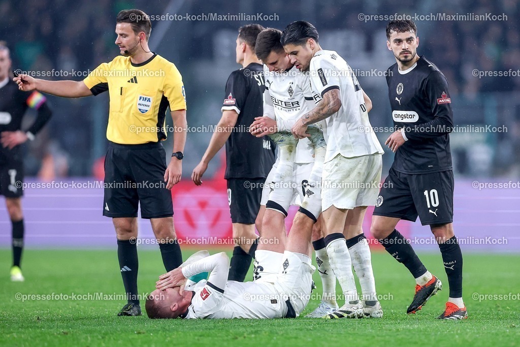 BMG13032601069 | 13.03.2026, Fußball, Borussia Mönchengladbach - FC St. Pauli, 1. Fußball Bundesliga, 26.Spieltag, Borussia-Park, Saison 2025 2026: Nico Elvedi&nbsp;(Borussia Mönchengladbach #30) liegt mit einem Krampf auf dem Spielfeld und muss die Beine gedehnt bekommen.  DFB regulations prohibit any use of photographs as image sequences and or quasi-video.