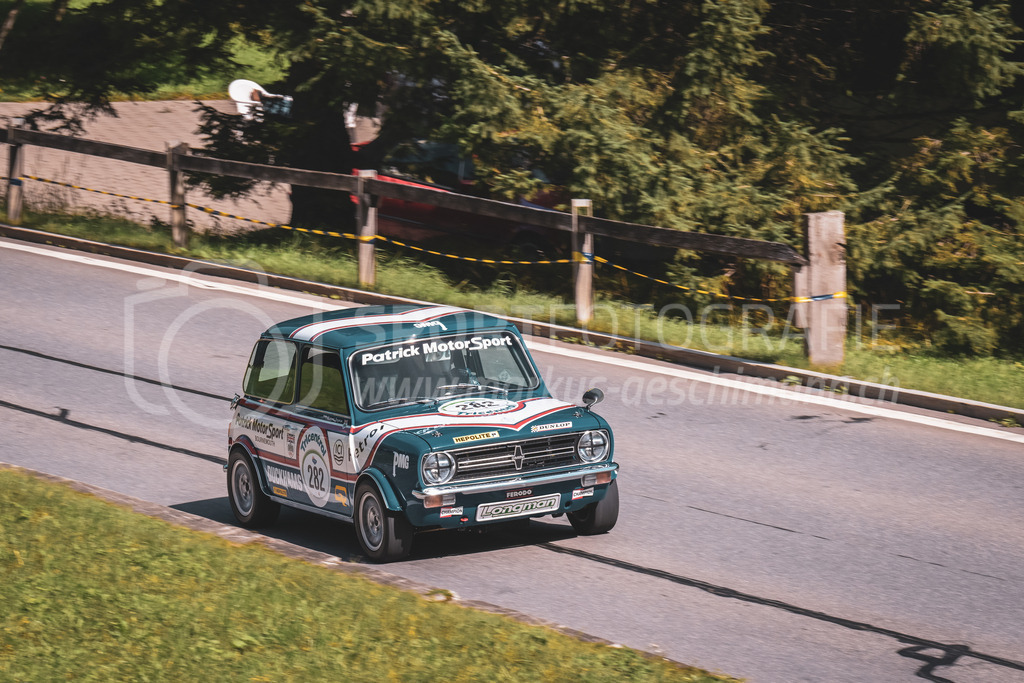 21. Arosa ClassicCar 2025 - 6. =September= 2025 | Peter Hauptlin aus Buchs (SUI) in einem Mini 1275 GT Longman aus dem Jahre 1975 mit Startnummer 282 am Arosa ClassicCar 2025 in der Kategorie Classic Trophy..@arosaclassiccar, @arosa.official, #arosaclassiccar, #arosa, #76curves, #classiccarBild: Sportfotografie Markus Aeschimann | www.markus-aeschimann.ch - Realisiert mit Pictrs.com