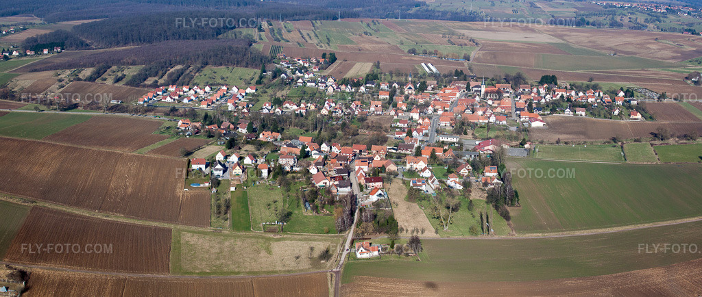 Aerial view: Agricultural fields and arable land in Kutzenhausen in the state Bas-Rhin, France. – Photo: IMG_37441-Bearbeitet.jpg taken on 02/07/2011 by Werner Riehm/FLY-FOTO.com – Resolution of the original: 7066 x 2994 px