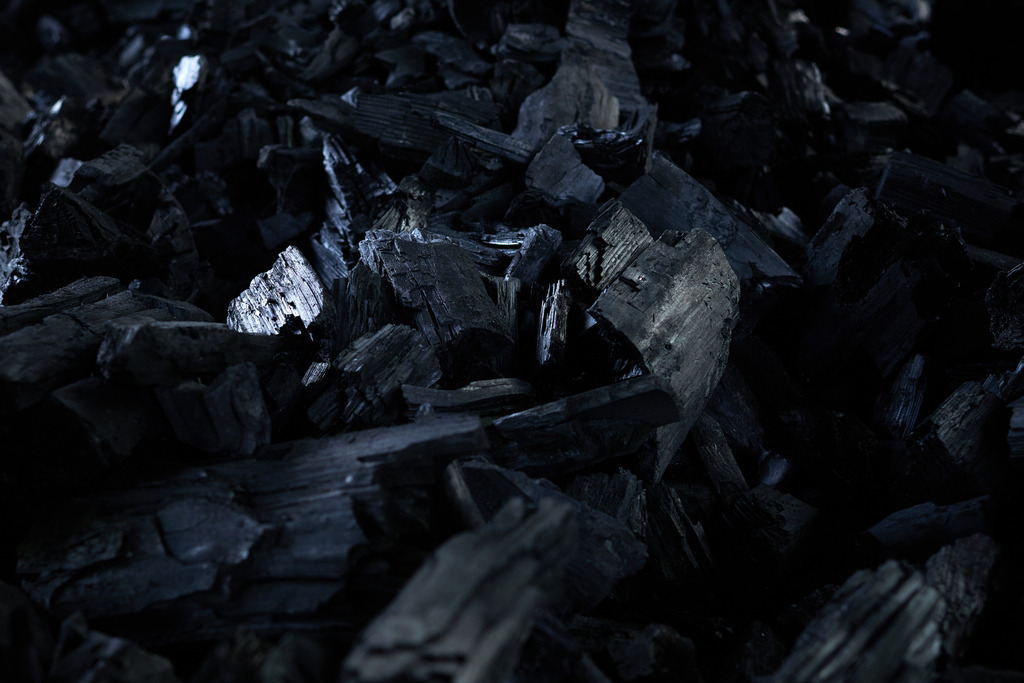 Waldköhlerei Hochecker | Michelbach, Austria - May 08, 2019: Waldköhlerei Hochecker, die 2011 in das Nationale Verzeichnis des immateriellen Kulturerbes der UNESCO aufgenommen wurde, produziert noch echte Holzkohle; Holzkohle-Detail. - Realisiert mit Pictrs.com