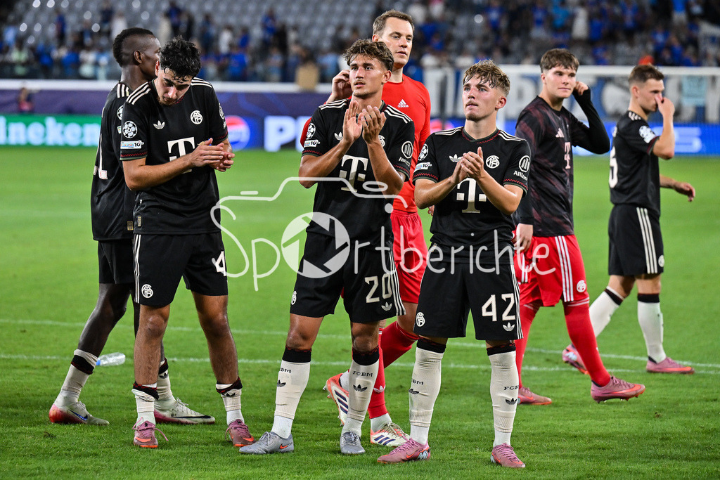 Paphos FC - FC Bayern München | Die Spieler der Bayern feiern zusammen mit den Fans den 5-1 Auswärtssieg / UEFA Champions League: Paphos FC - FC Bayern München; Alphamega Stadium am 30.09.2025 / im Bild Aleksandar PAVLOVIC (FC Bayern Muenchen 45), TOM BISCHOF (FC Bayern Muenchen 20) und Lennart KARL (FC Bayern Muenchen 42)