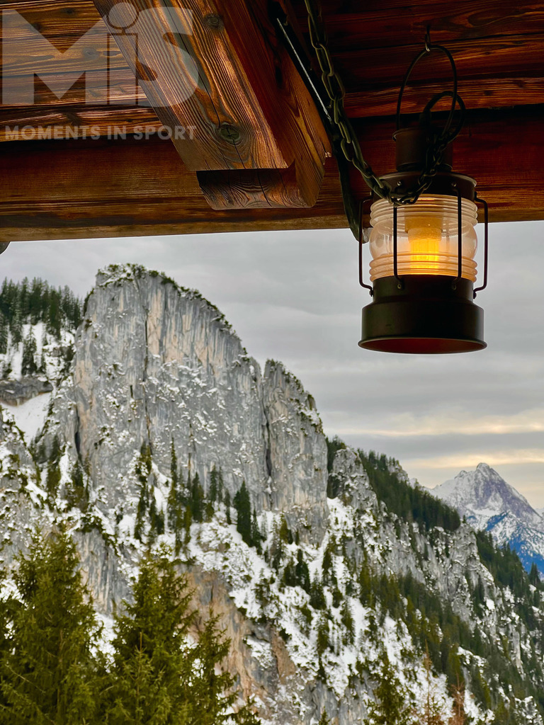 mis_110914bf01.JPG | 30.01.2022,  Schwangau bei Füssen im Allgäu, ein Wintertag auf der Rohrkopfhütte, eine Berghütte mit Bewirtung.  Allgäuer Alpenkette mit Laterne am Hütten-Dach im Vordergrund - Realisiert mit Pictrs.com