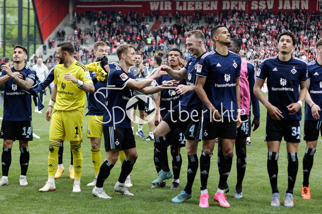 SSV Jahn Regensburg - Hamburger SV | Die Spieler des HSV feiern mit den mitgereisten fAns den Sieg in Regensburg / Jubel / Auswaertssieg / Freude / Ultras / DFL REGULATIONS PROHIBIT ANY USE OF PHOTOGRAPHS AS IMAGE SEQUENCES AND/OR QUASI-VIDEO/ / Daniel HEUER FERNANDEZ / Robert GLATZEL / Jonas DAVID / Moritz HEYER / Sebastian SCHONLAU