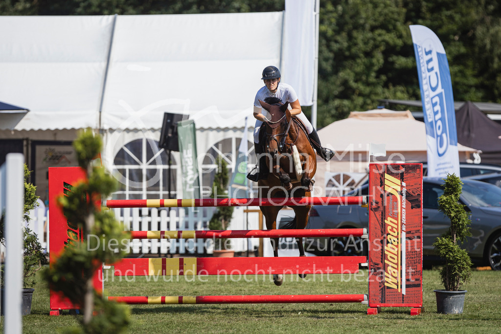 240720_LC_M2-Spr-415 | Deine schönsten Turniermomente als professionelle Fotos! Entdecke hochwertige Pferdesport-Fotografie im Online-Shop. Jetzt Fotos finden & bestellen!