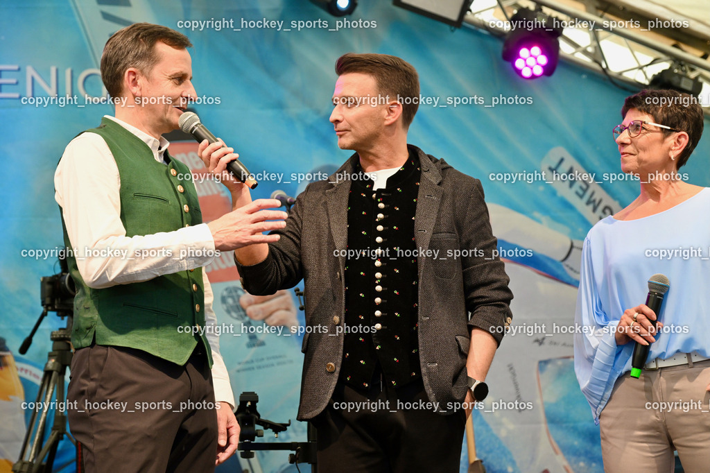 Empfang Daniel Tschofenig | Mama Monika Tschofenig, Moderator Marco Ventre, Papa Gerhard Tschofenig, Empfang Daniel Tschofenig, Empfang Daniel Tschofenig am 10.05.2025 in Hohenthurn (Mehrzweckhaus Hohenthuurn), Austria, (Photo by Bernd Stefan)