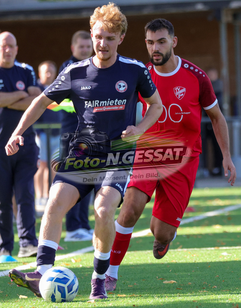 VfL Holsen - TV Elverdissen | Auf dem Bild zu sehen: schwarz VfL Holsen: Yurii Cherkas ; rot TV Elverdissen: Robert Lipkowski VfL Holsen, TV Elverdissen, Saison 26/27, Kreisliga A, Holsen, Deutschland - Realisiert mit Pictrs.com