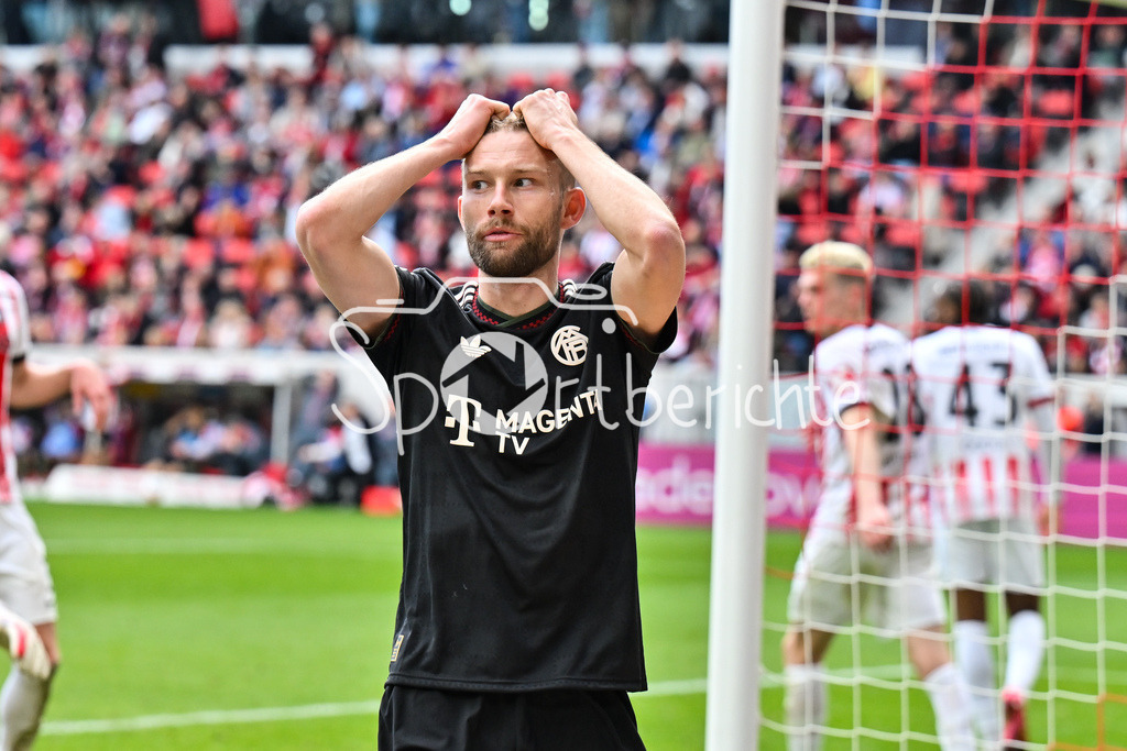 SC Freiburg - FC Bayern München | FREIBURG, GERMANY - 04. APRIL: Konrad LAIMER (FC Bayern Munich 27) ärgert sich über eine vergebene Chance während dem Bundesligamatch zwischen dem SC Freiburg und dem FC Bayern München am 28. Spieltag im Europa-Park Stadion / DFL REGULATIONS PROHIBIT ANY USE OF PHOTOGRAPHS AS IMAGE SEQUENCES AND/OR QUASI-VIDEO