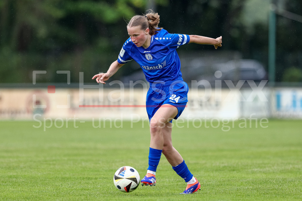 Fussball, Testspiel Frauen, SV Meppen - DJK Wacker Mecklenbeck | Lilly Bartke (SV Meppen, 24) am Ball, Freisteller, Einzelbild, Ganzkörper, Aktion, Action, Spielszene