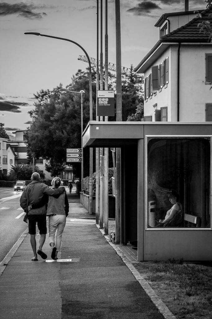 Spaziergang in Liestal am Abend | Schöne Fotografien aus der Stadt und der Natur zum bestellen oder selber hochladen. Druck auf Foto, Postkarte, Kalender, FineArt Hahnemühle, Alu-Dibond , Akustikbilder zur Absorption von Schall und Lärm etc. - Realisiert mit Pictrs.com