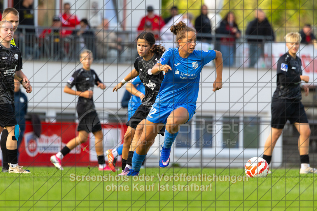 20261010_142352_0065_(c)_by_PhotoPeet | #,1.FC Donzdorf (schwarz) vs. SC Sand (blau), Fußball, EnBW-Oberliga B -Juniorinnen, 05. Spieltag, Saison 2026/2027, Rasenplatz Lautertal Stadion, Süßener Straße 16, 73072 Donzdorf, 10.10.2026 - 14:00 Uhr,Foto: PhotoPeet / Sport- &amp; Eventfotografie / Peter Harich