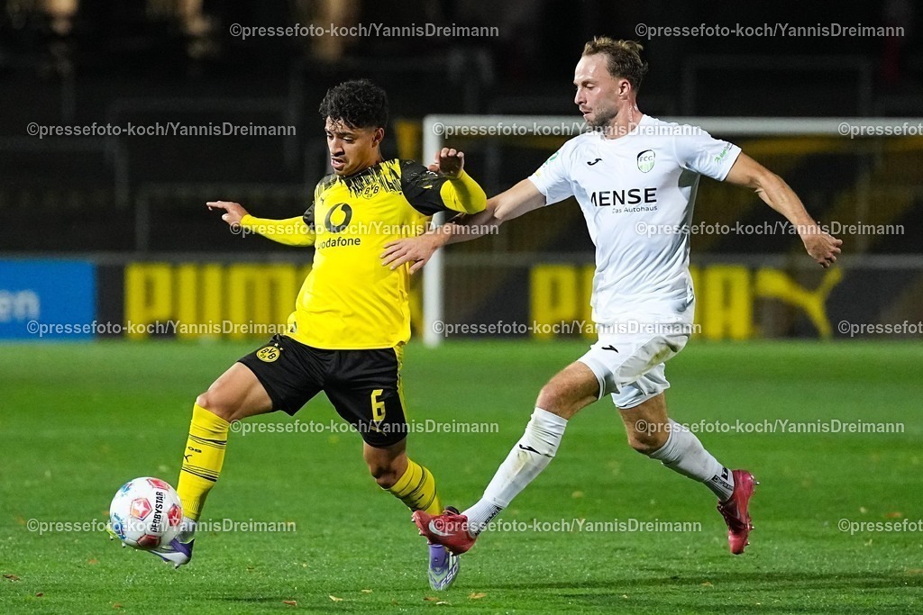 xydr16092501141 | 16.09.2025, xydrx, Fußball, Regionalliga West, Borussia Dortmund II - FC Gütersloh, Saison 2025 2026, Stadion Rote Erde: Ayman Azhil (Borussia Dortmund II #6) im Zweikampf gegen Julius Langfeld (FC Gütersloh #10)