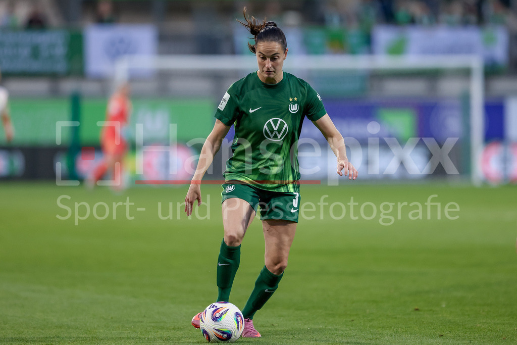 Fussball, Google Pixel Frauen-Bundesliga, VfL Wolfsburg - SV Werder Bremen | Caitlin Dijkstra (VfL Wolfsburg, 3) am Ball, Einzelbild, Ganzkörper, Aktion, Action, Spielszene, DIE DFB-RICHTLINIEN UNTERSAGEN JEGLICHE NUTZUNG VON FOTOS ALS SEQUENZBILDER UND/ODER VIDEOÄHNLICHE FOTOSTRECKEN. DFB REGULATIONS PROHIBIT ANY USE OF PHOTOGRAPHS AS IMAGE SEQUENCES AND/OR QUASI-VIDEO.