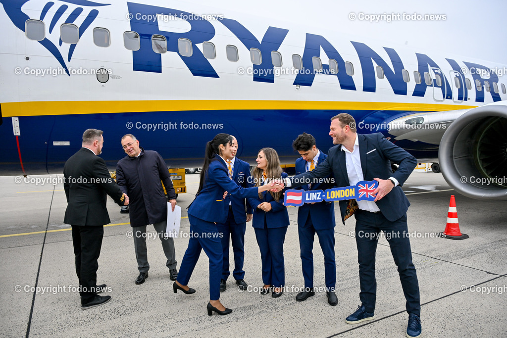 Linz Airport - Comeback Ryanair_ 08.11.2024-41 | 08.11.2024, Linz Hoersching, AUT, Linz Airport - Comeback Ryanair, im Bild Norbert Draskovits Geschaeftsfuehrer Flughafen Linz GesmbH) und Andreas Gruber (Ryanair-Sprecher und Geschaeftsfuehrer Laudamotion GmbH) begruessen das Flugpersonal