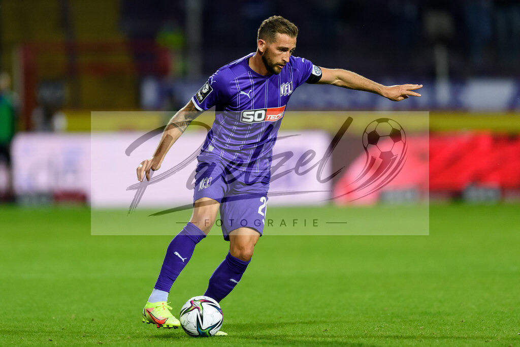 OSNVKO2021090620210906_154 | Fussball, Herren: Marc Heider (VfL Osnabrueck) in Aktion, am Ball, Einzelaktion beim Spiel der 3. Liga zwischen VfL Osnabrueck und FC Viktoria Koeln im Stadion an der Bremer Bruecke am 06.09.2021 in Osnabrueck, Deutschland.DFB / DFL REGULATIONS PROHIBIT ANY USE OF PHOTOGRAPHS AS IMAGE SEQUENCES AND/OR QUASI-VIDEO. - Realisiert mit Pictrs.com
