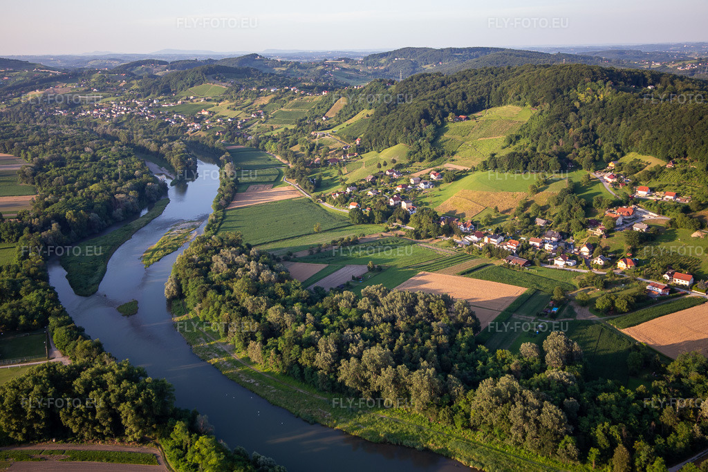 Vue aérienne: La rivière Drave vue du sud à le quartier Zgornji Duplek in Duplek dans le département Slovénie, Slovénie. Photo: IMG_137377.jpg prise le 08/07/2023 par Werner Riehm/FLY-FOTO.eu – Résolution de l'original: 5472 x 3648 px