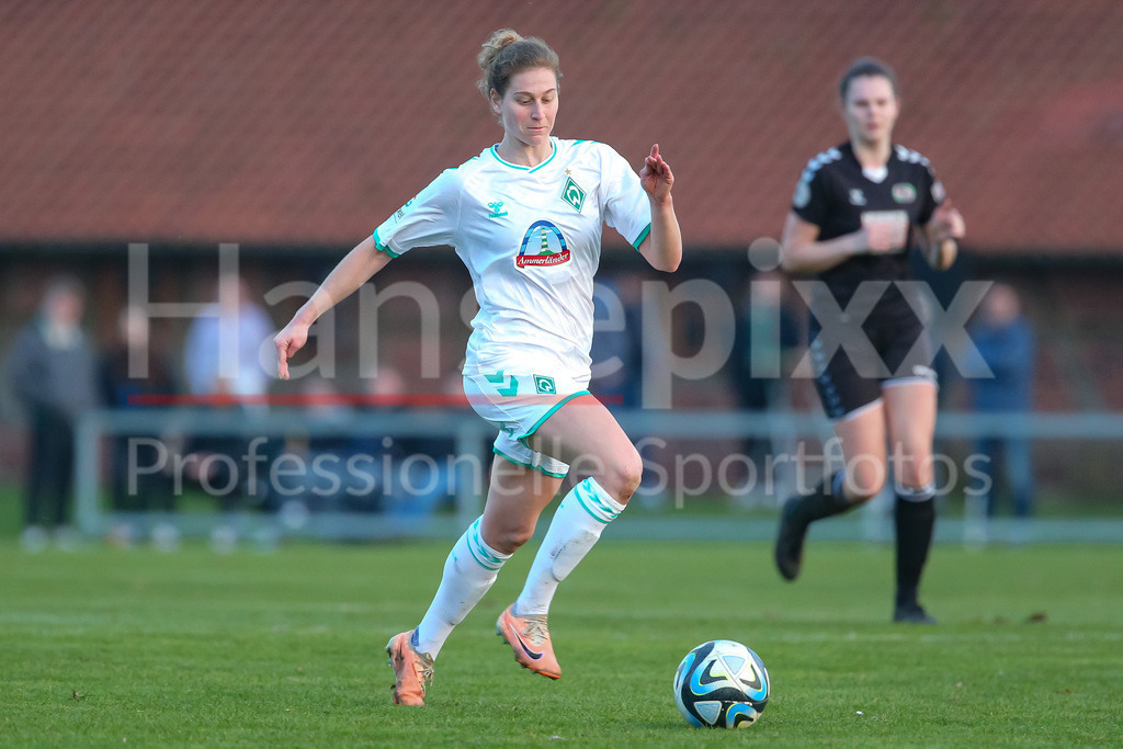 Fussball, Testspiel Frauen, SV Henstedt-Ulzburg - SV Werder Bremen | v.li.: Saskia Matheis (SV Werder Bremen, 19) am Ball, Einzelbild, Ganzkörper, Aktion, Action, Spielszene