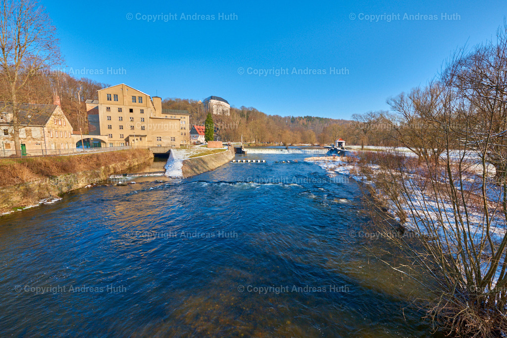 Die Zschopau unterhalb Schloss Sachsenburgs mitsamt der Erinnerungsstätte an eins der frühesten NS-KZ in der ehemaligen Spinnfabrik03 | Bedeutsame Landschaften Deutschlands - Realisiert mit Pictrs.com