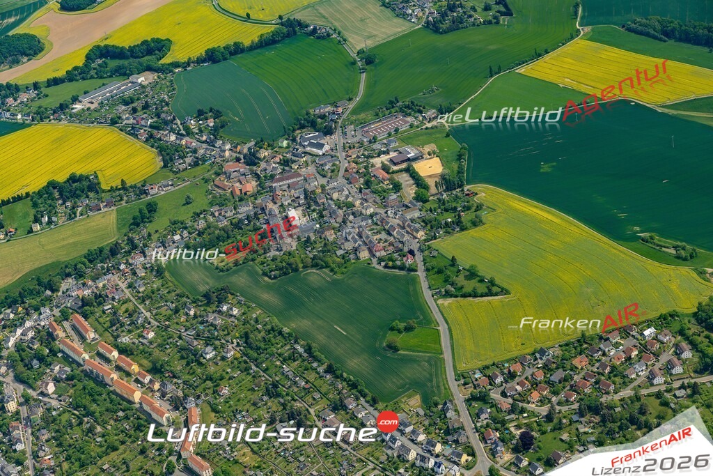 Die Luftaufnahme Irchwitz - Greiz wurde 2022 vom Flugzeug aus (keine Drohne) erstellt. Hohe Auflösung -für große Poster und Wandbilder geeignet - Garantiert!