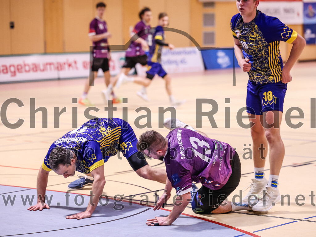 2024-12-14_114_SpVgg_Altenerding_gegen_MTV_Pfaffenhofen | Erding, Deutschland, 14.12.2024:Handball, Bezirksoberliga Männer 2024 / 2025, 10. Spieltag, SpVgg Altenerding gegen MTV Pfaffenhofen, Endergebnis: 32:30Rene Sperrer (MTV Pfaffenhofen, #11), Sebastian Forster (SpVgg Altenerding, #13), Florian Ostler (MTV Pfaffenhofen, #18)Foto: Christian Riedel / fotografie-riedel.net
