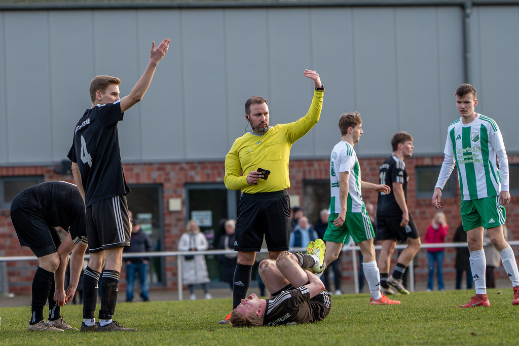 Fußball I Herren I Saison 2025-2026 I Bezirksliga Weser-Ems 4 I 21. Spieltag I TuS Lutten - SW Osterfeine I 4574 | Schiedsrichter / Schiri  - Realisiert mit Pictrs.com
