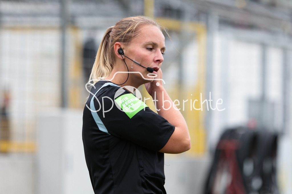 FC Bayern Amateure - FC Wuerzburger Kickers | Linienrichterin Paulina Koch in Aktion