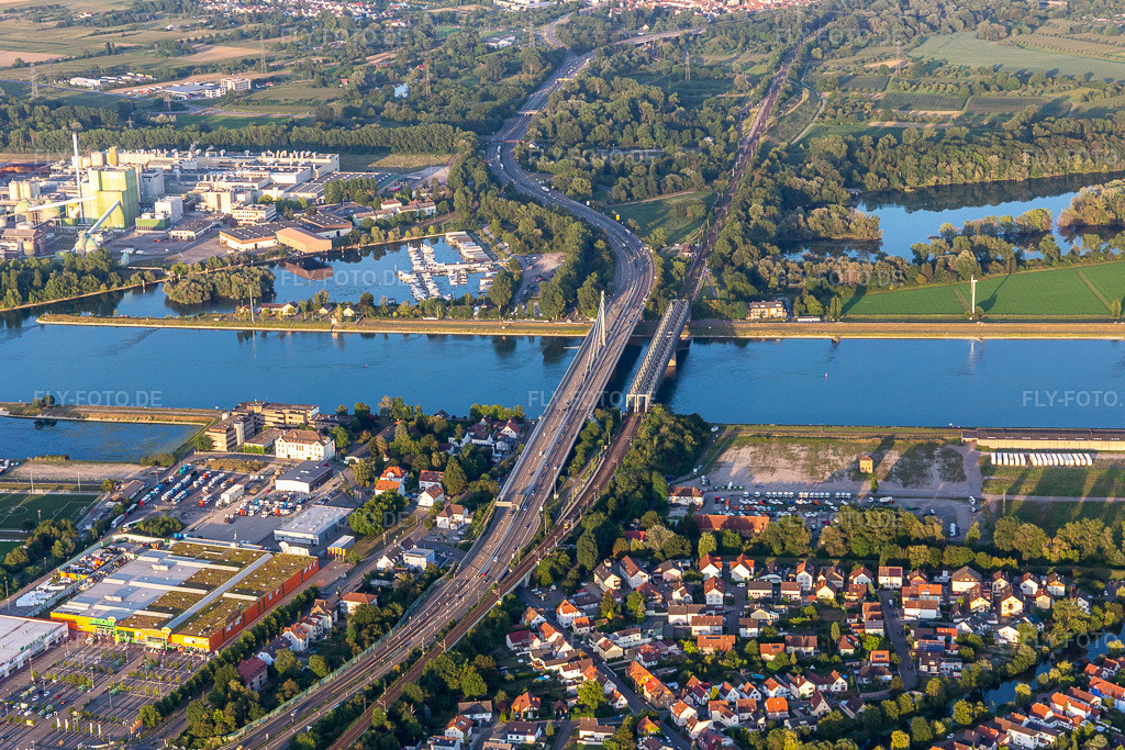 Luftbild: Fluß - Brückenbauwerk zur Überquerung über den Rhein bei Maxau am Rhein im Ortsteil Maximiliansau in Wörth im Bundesland Rheinland-Pfalz in Deutschland. Foto: IMG_121051.jpg vom 23.07.2020 durch Werner Riehm/FLY-FOTO.de