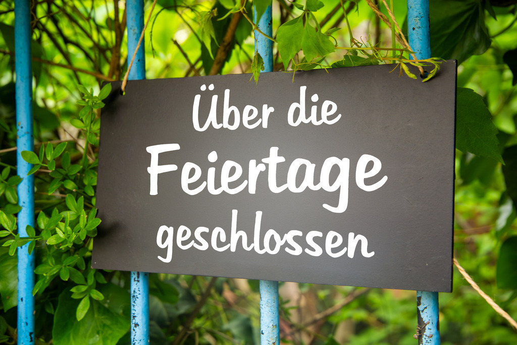 Über die Feiertage geschlossen: Schild am Garten mit der Aufschrift ÜBER DIE FEIERTAGE GESCHLOSSEN | Über die Feiertage geschlossen: Schild am Garten mit der Aufschrift ÜBER DIE FEIERTAGE GESCHLOSSEN - Realisiert mit Pictrs.com