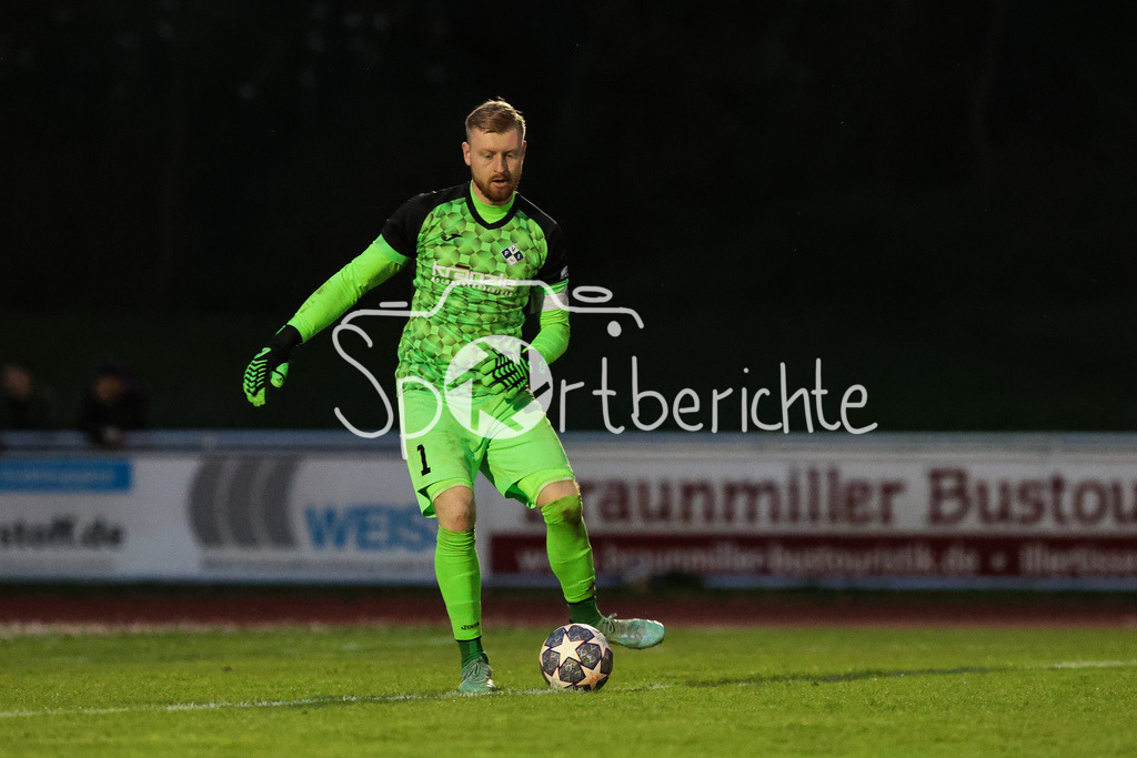 FV Illertissen - FC Bayern Amateure | FVI Keeper Felix THIEL (FVI #1) am Ball / Freisteller / Einzelfoto