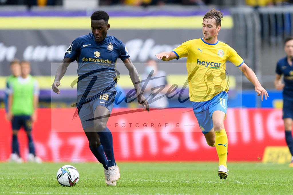 EBSTSV20210828_029 | Fussball, Herren: Merveille Biankadi (TSV 1860 Muenchen) und Yari Otto (Eintracht Braunschweig) im Zweikampf beim Spiel der 3. Liga zwischen Eintracht Braunschweig und TSV 1860 Muenchen im Eintracht-Stadion am 28.08.2021 in Braunschweig, Deutschland.DFB / DFL REGULATIONS PROHIBIT ANY USE OF PHOTOGRAPHS AS IMAGE SEQUENCES AND/OR QUASI-VIDEO. - Realisiert mit Pictrs.com
