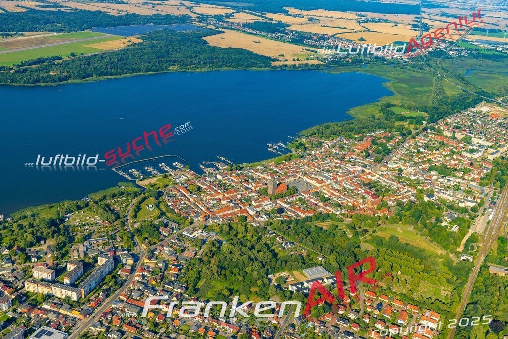 Ribnitz Ribnitz-Damgarten Bild- Das Luftbild wurde 2025 vom UL-Flugzeug heraus erstellt ( keine Drohne bzw. Drohnenaufnahme ) - Hochauflösende Luftaufnahme -Nicht vergleichbar mit Google Maps oder Satelittenbilder- Die Geschenkidee !Mit Lizenz und Bildrechte bestellbar - CC