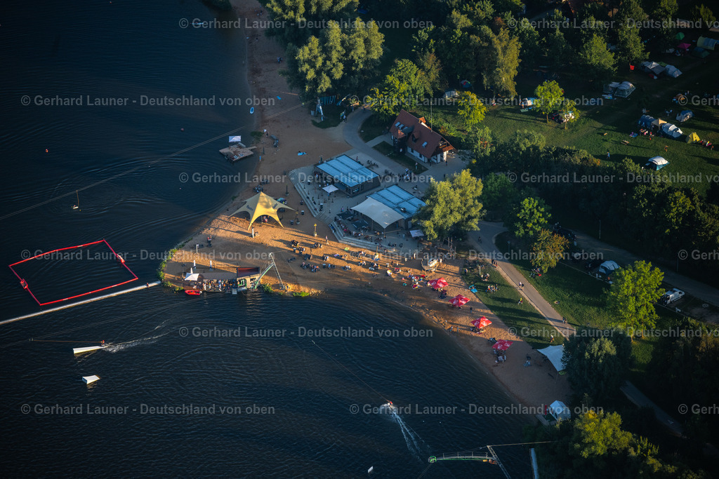 4051034 | ABSBERG 03.09.2021 Freizeitzentrum der Wasserski - Rennbahn " Wakepark Brombachsee " auf der Badehalbinsel in Absberg im Bundesland Bayern, Deutschland. Weiterführende Informationen bei: WAKEPARK BROMBACHSEE. // Leisure center of water skiing - racetrack " Wakepark Brombachsee " on island Badehalbinsel in Absberg in the state Bavaria, Germany. Further information at: WAKEPARK BROMBACHSEE. Foto: Gerhard Launer