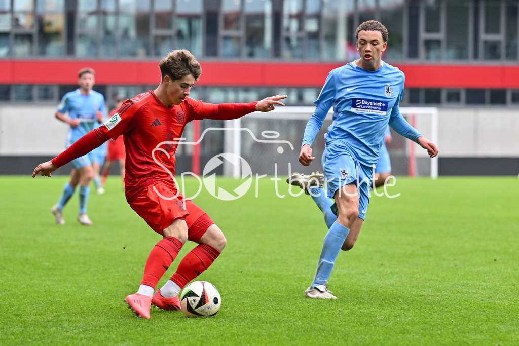 FC Bayern München U19 - TSV 1860 München U19 | im Duell Maximilian SCHUHBAUER (FC Bayern U19 #14) und Samuel ALTHAUS (TSV 1860 Muenchen U19 #6) / U19 DFB Nachwuchsliga: FC Bayern Muenchen U19 - TSV 1860 Muenchen U19, FC Bayern Campus am 02.11.2024