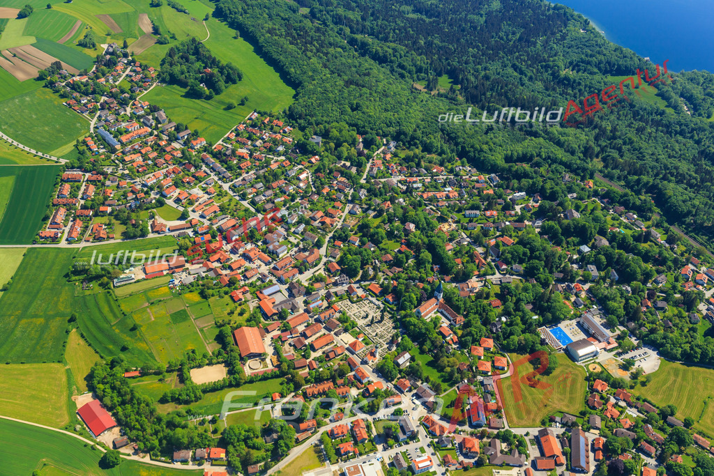 Luftbild von  Poecking - Luftaufnahme wurde 2015 von https://frankenair.de mittels Flugzeug (keine Drohne) erstellt - die Geschenkidee