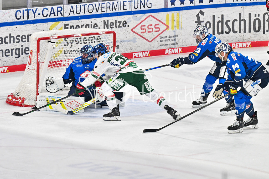 Dresdener Eislöwen - Augsburger Panther | in dieser Szene erzielt Tim WOHLGEMUTH (Augsburger Panther 33) den Treffer zum 0-2 / Tor / Torschuetze / Freude / Happy / DEL: Dresdener Eislöwen - Augsburger Panther; Joynext-Arena am 05.10.2025