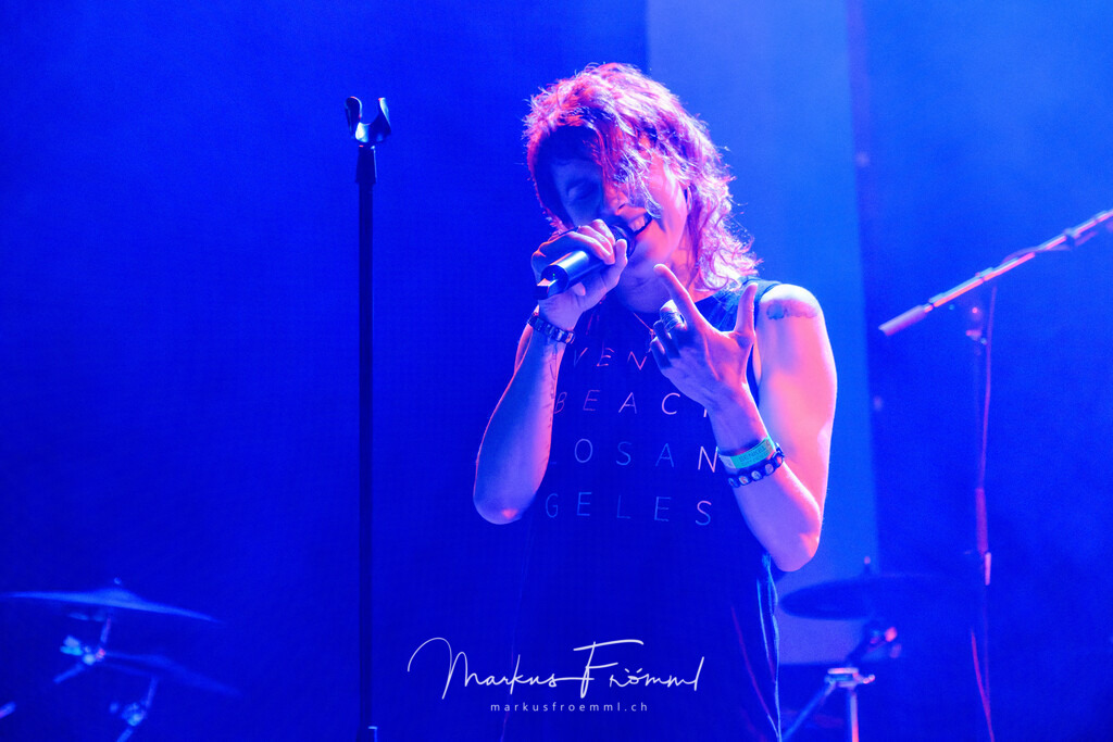 20240525-diversity-plan-021 | Die Rockband diversity plan am Samstag 25. Mai 2024 im Senkel Kulturhaus in Stans NW, Schweiz. Sascha (Drums), Roli (Keys), Judith (Vocals), Pädi (Gitarre), Mark (Bass). www.diversityplan.band . Foto: Markus Frömml