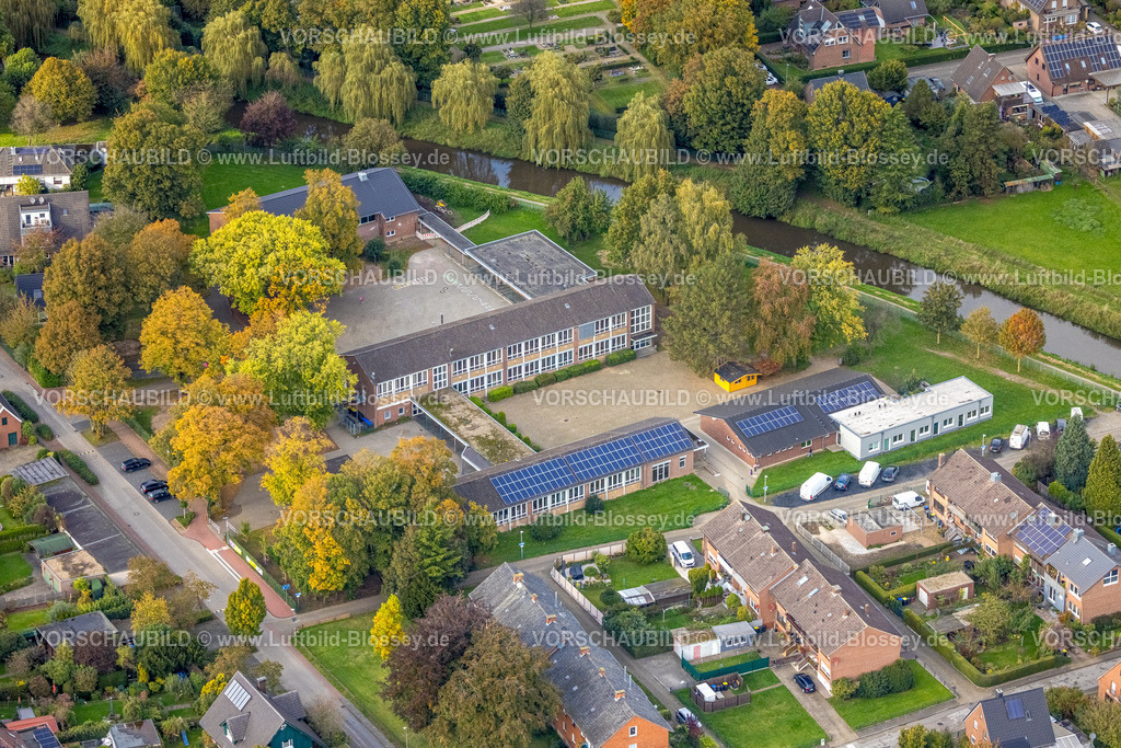 Isselburg241010097 | Luftbild, Städt. Gemeinschafts-Grundschule am Fluss Issel, herbstliche Bäume, Isselburg, Niederrhein, Nordrhein-Westfalen, Deutschland