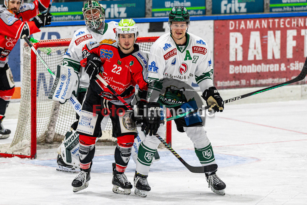TSV Peißenberg Miners vs TSV Erding Gladiators | Eishockey Bayernliga 2023/2024, TSV Peißenberg Miners vs TSV Erding Gladiators, 20240107,
Gedrängel vor dem Tor.,
2024-01-07 in Peißenberg (Eisstadion)
22 Sinan ONDÖRTOGLU (Miners 22), 17 Elia OSTWALD (Gladiators 17), 32 Dimitri PÄTZOLD (Gladiators Goalie 32)
Copyright: WolfgangxLindner foto-lindner.de