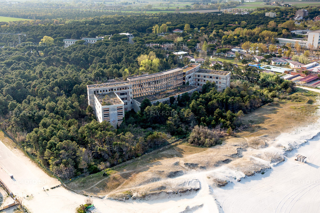 Vue aérienne: Ancien camp de loisirs fasciste pour enfants, Colonia Varese, sur la côte adriatique à Milano Marittima en Émilie-Romagne à Cervia dans le département Ravenna, Italie. Photo: IMG_098463.jpg prise le 05/04/2017 par Werner Riehm/FLY-FOTO.eu – Résolution de l'original: 5472 x 3648 px