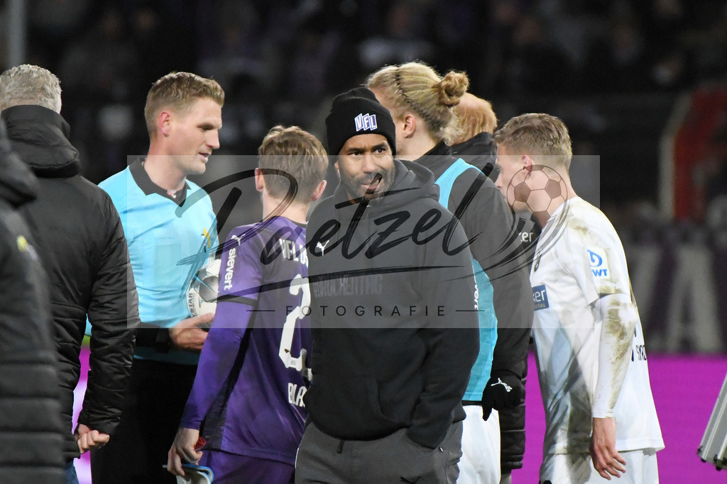 20200129_OSNSVS_0093JPG | Fußball, Herren: Trainer Daniel Thioune (VfL Osnabrück) schaut beim Spiel der 2. Bundesliga zwischen VfL Osnabrück vs. SV Sandhausen am 29.01.2020 im Stadion an der Bremer Brücke in Osnabrück, Deutschland.(Foto von Nico Paetzel) - Realisiert mit Pictrs.com