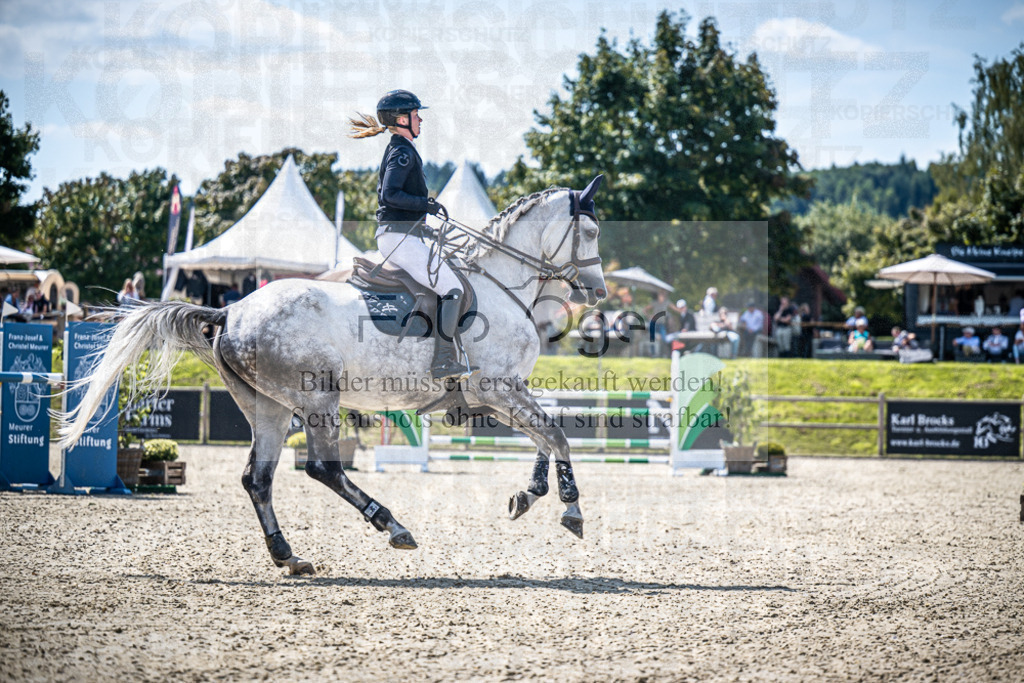 DOS_3141 | Entdecke hochwertige Reitturnierfotos von Foto Oger. Professionell, emotional und authentisch – jetzt Lieblingsmomente im Shop bestellen.Deutschlandweite Turnierfotografie. - Realisiert mit Pictrs.com