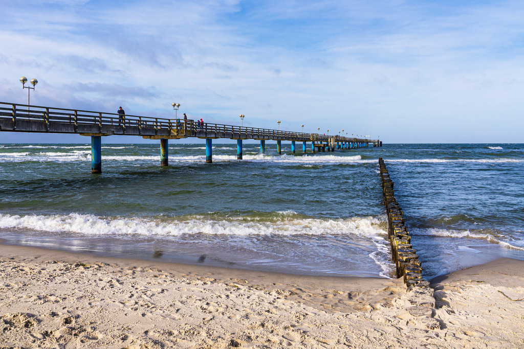 Buhne und Seebrücke an der Küste der Ostsee in Graal Müritz | Buhne und Seebrücke an der Küste der Ostsee in Graal Müritz.
