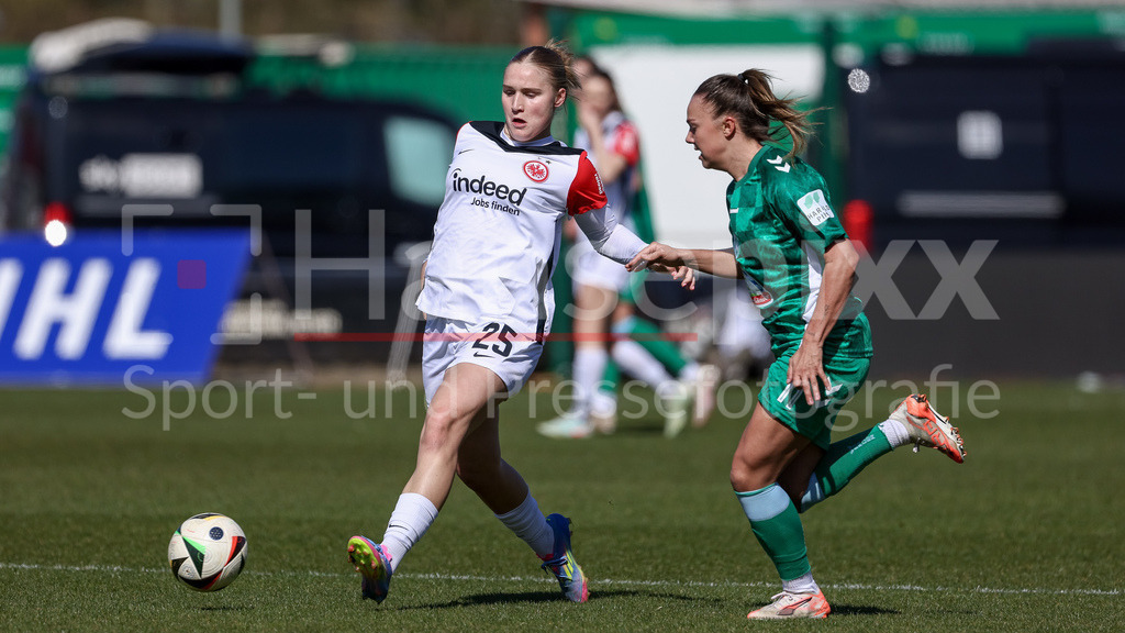 Fussball, Google Pixel Frauen-Bundesliga, SV Werder Bremen - Eintracht Frankfurt | v.li.: Jella Veit (Eintracht Frankfurt, 25) und Maja Sternad (SV Werder Bremen, 11) im Zweikampf, Duell, Dynamik, Aktion, Action, Spielszene, DIE DFB-RICHTLINIEN UNTERSAGEN JEGLICHE NUTZUNG VON FOTOS ALS SEQUENZBILDER UND/ODER VIDEOÄHNLICHE FOTOSTRECKEN. DFB REGULATIONS PROHIBIT ANY USE OF PHOTOGRAPHS AS IMAGE SEQUENCES AND/OR QUASI-VIDEO.