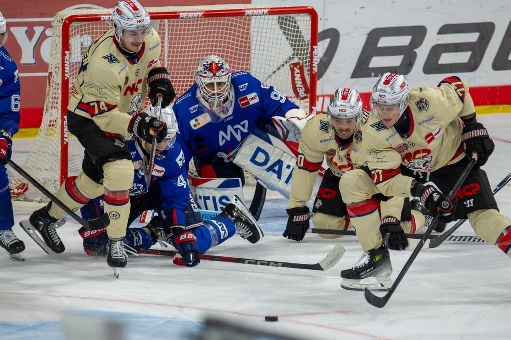 DEL, Deutsche Eishockey Liga Saison 2024/25, 15. Spieltag: Adler Mannheim gegen Nürnberg Ice Tigers. Bild: Viel Trubel vor dem Tor der Adler | DEL, Deutsche Eishockey Liga Saison 2024/25, 15. Spieltag: Adler Mannheim gegen Nürnberg Ice Tigers. Bild: Viel Trubel vor dem Tor der Adler - Realisiert mit Pictrs.com