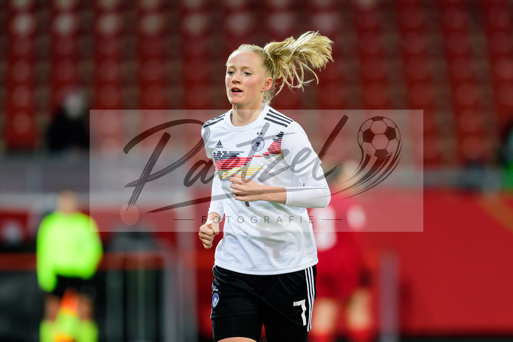 GERTUR20211126_128 | Fussball, Frauen: Lea Schueller (Germany) schaut bei dem Spiel der WM-Qualifikation zwischen Deutschland und Tuerkei im Eintracht-Stadion am 26.11.2021 in Braunschweig, Deutschland. - Realisiert mit Pictrs.com