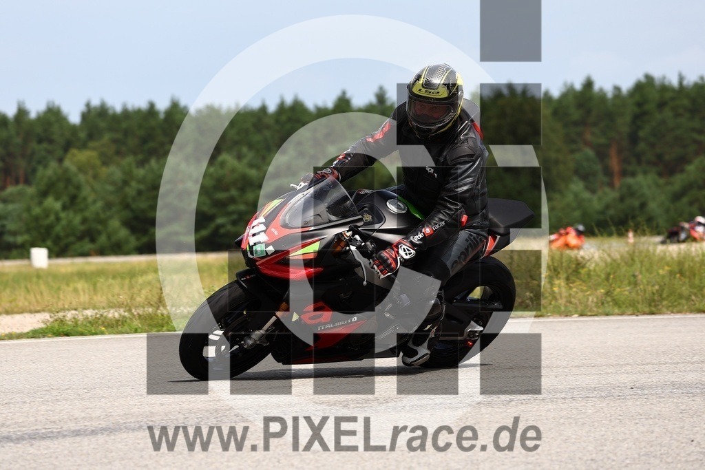 0111-PXR60997 | Schöne Erinnerungen an spannende Momente - das festzuhalten ist unser Job. PIXELrace.de ist seit 2003 auf den Rennstrecken Europas unterwegs um die Action draußen beim Fahren und die wunderbare Stimmung imm Fahrerlager für euch einzufangen.