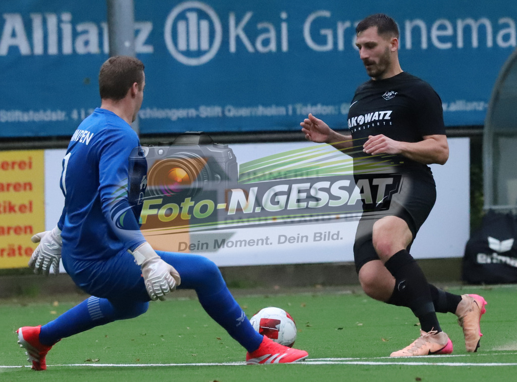 BV 21 Stift-Quernheim - Union Minden | Auf dem Bild zu sehen: schwarz BV 21 Stift-Quernheim: Tibor Leon Sander ; weiß Union Minden: Leonard Otto KielBV 21 Stift-Quernheim, Union Minden, Saison 25/26, Bezirksliga, Stift-Quernheim, Deutschland - Realisiert mit Pictrs.com